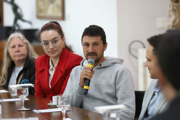 O governador Carlos Massa Ratinho Junior participa nesta quinta-feira (10)  de reunião
 da com produtores e representantres da Shopee